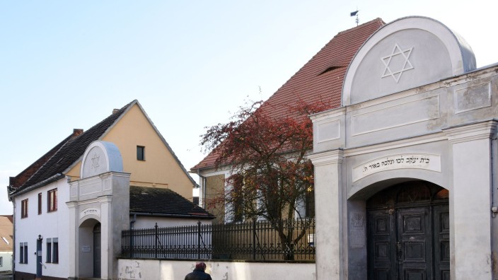 Religion - Gröbzig: Eine Frau läuft am Museum Synagoge Gröbzig vorbei. Foto: Waltraud Grubitzsch/dpa-Zentralbild/dpa/Archivbild