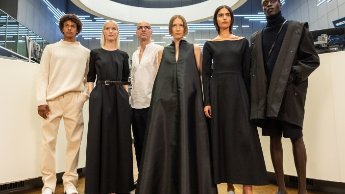 Mode - Frankfurt am Main: Designer René Storck (3.v.l) steht mit fünf Models in der Börse. Foto: Hannes P. Albert/dpa/Archivbild