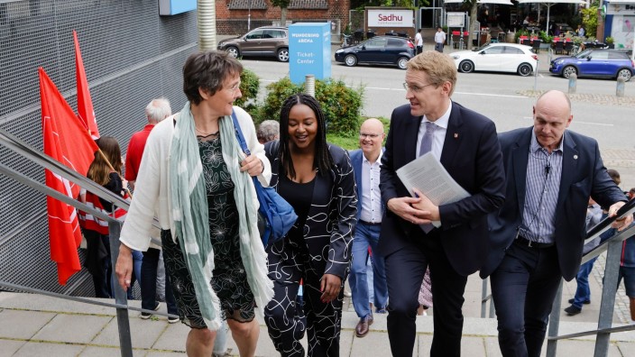 Parteien - Kiel: Monika Heinold, Aminata Touré (beide Die Grünen) und Daniel Günther (CDU), Ministerpräsident. Foto: Frank Molter/dpa