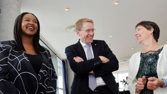 Parteien - Kiel: Aminata Touré (l, Bündnis 90/Die Grünen) lächelt. Foto: Frank Molter/dpa