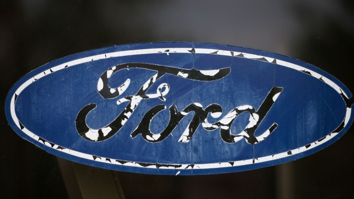 Auto - Saarlouis: Ein Ford Logo. Foto: Oliver Dietze/dpa