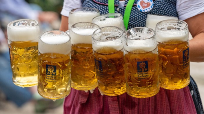 Essen & Trinken - Kiel: Eine Bedienung trägt acht Maß Bier. Foto: Peter Kneffel/dpa/Symbolbild