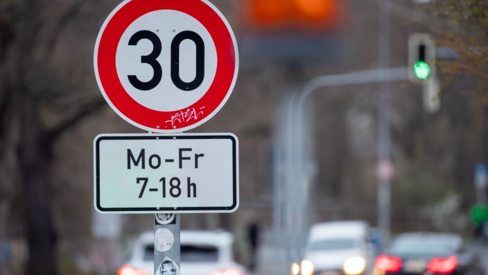 Bürgerschaft - Hamburg: Ein Verkehrsschild weist auf eine zeitlich begrenzte Tempo-30-Zone hin. Foto: Daniel Karmann/dpa/Symbolbild