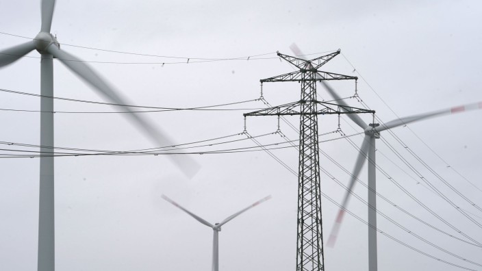 Koalition - Düsseldorf: Ein Strommast steht in einem Windpark. Foto: Marcus Brandt/dpa/Symbolbild