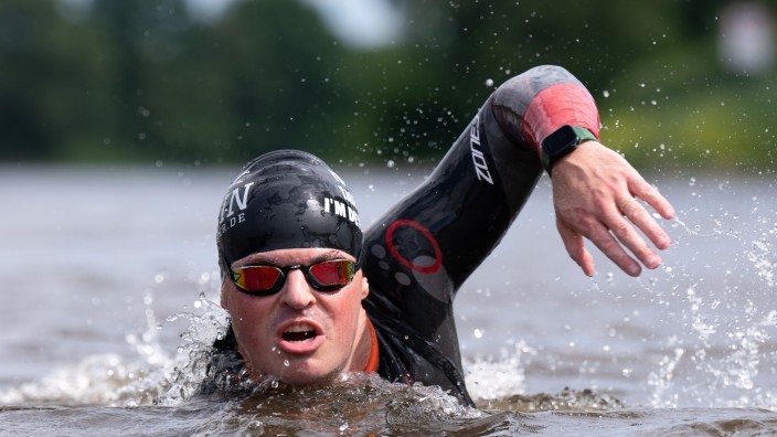 Buntes - Germersheim: Joseph Heß schwimmt während einer Trainingseinheit in der Elbe. Foto: Sebastian Kahnert/dpa