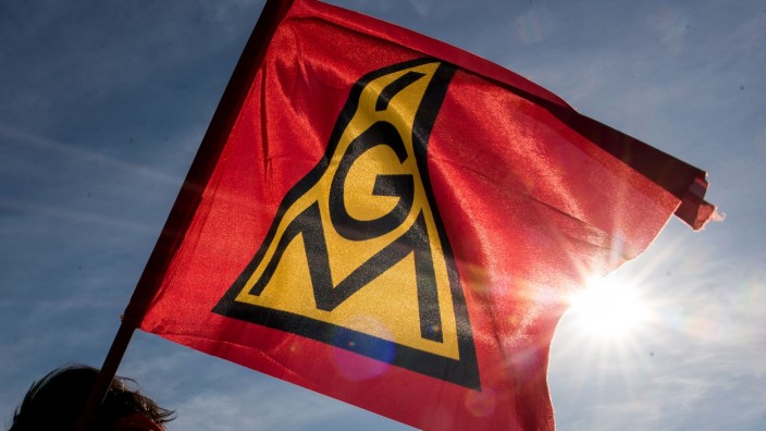 Gewerkschaften - Saarbrücken: Eine IG-Metall-Fahne weht im Wind. Foto: Daniel Bockwoldt/dpa/Daniel Bockwoldt/Symbolbild