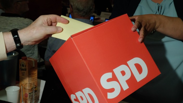 Parteien - Leuna: Delegierte des SPD-Landesparteitages Sachsen-Anhalt geben Stimmzettel in eine Wahlurne. Foto: Sebastian Willnow/dpa