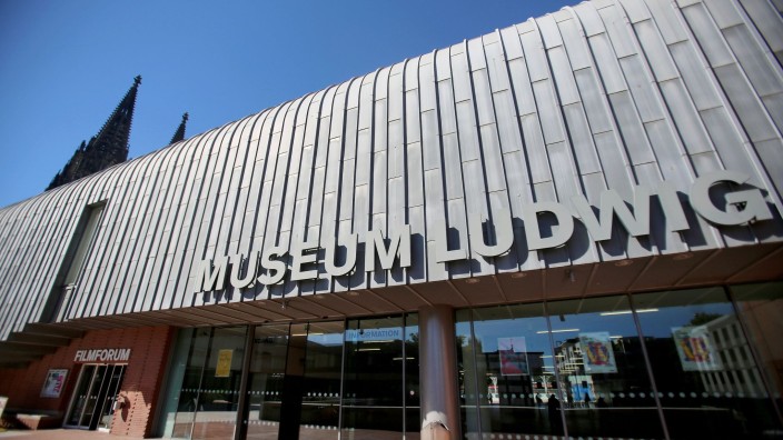 Kunst - Aachen: Hinter dem Museum Ludwig ist in Köln der Dom zu sehen. Foto: picture alliance / dpa