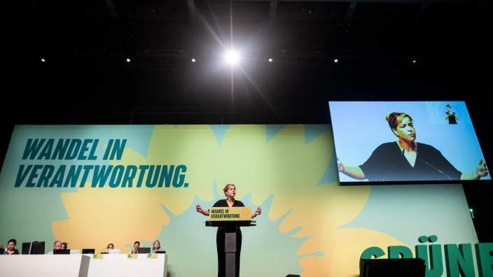 Koalition - Bonn: Mona Neubaur, Landesparteichefin, redet bei dem Landesparteitag zu den Delegierten. Foto: Fabian Strauch/dpa