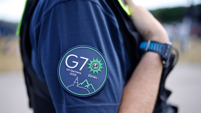 G7 - Krün: Das G7 Logo ist auf dem Ärmel eines Polizisten  zu sehen. Foto: Philipp von Ditfurth/dpa