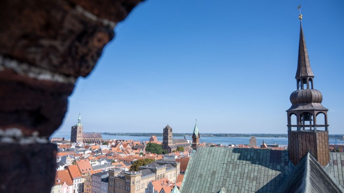Denkmäler - Stralsund: Blick von der Aussichtsplattform der St. Marienkirche über die Altstadt. Foto: Stefan Sauer/dpa/Archivbild