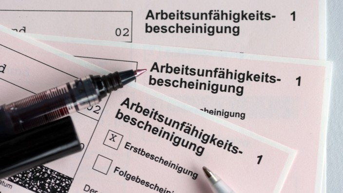 Krankheiten - Schwerin: Arbeitsunfähigkeitsbescheinigungen. Foto: Jens Büttner/dpa-Zentralbild/dpa/Symbolbild