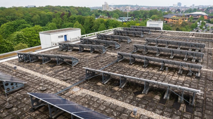 Energie - Erfurt: Eine Photovoltaik-Anlage steht auf dem Dach einer Hochschule. Foto: Christoph Schmidt/dpa/Symbolbild