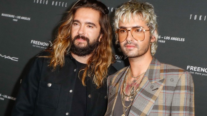 Leute - Bad Vilbel: Tom Kaulitz (l) und sein Bruder Bill Kaulitz kommen zu einem Event von Tokio Hotel. Foto: Gerald Matzka/dpa/Archivbild