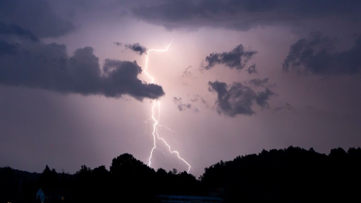 Wetter - Essen: Ein Blitz erhellt den Nachthimmel. Foto: Tobias Hartl/Vifogra/dpa/Symbolbild