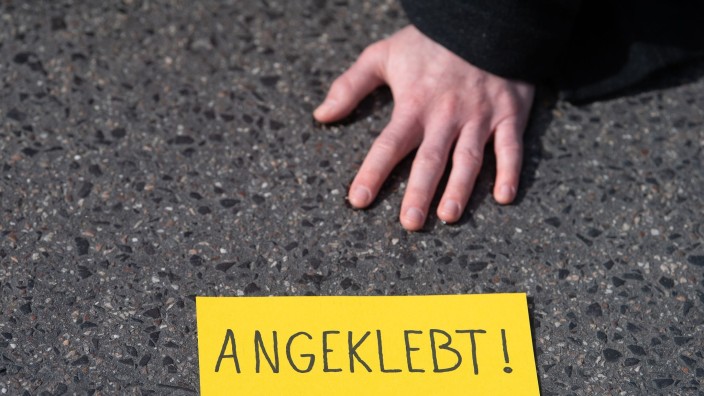 Demonstrationen - Berlin: Ein Demonstrant hat sich während eines Protests festgeklebt. Foto: Sebastian Gollnow/dpa/Symbolbild