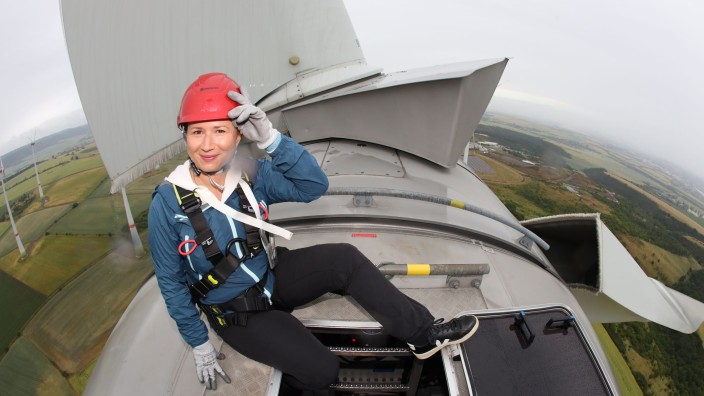 Energie - Erfurt: Die Thüringer Umweltministerin Anja Siegesmund sitzt auf einer Windkraftanlage. Foto: Matthias Bein/dpa/Archivbild