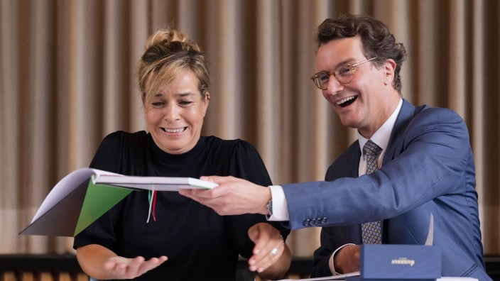 Koalition - Düsseldorf: Hendrik Wüst und Mona Neubaur unterzeichnen den Koalitionsvertrag. Foto: Marius Becker/dpa