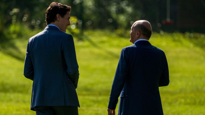 G7 - Krün: Bundeskanzler Olaf Scholz (SPD), geht neben Justin Trudeau (r) beim G7-Gipfel auf Schloss Elmau. Foto: Peter Kneffel/dpa