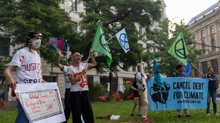 G7 - Krün: Klimaaktivisten demonstrieren gegen den US-Vermögensverwalter Blackrock und für einen Schuldenerlass für ärmere Länder. Foto: Daniel Karmann/dpa