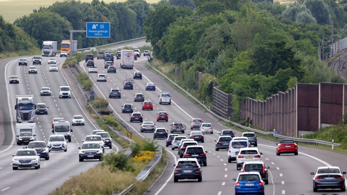 Auto - Hannover: Auf der Autobahn fließt der Verkehr. Foto: Thomas Banneyer/dpa/Symbolbild