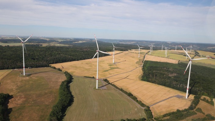 Energie - Erfurt: Windräder stehen auf einem Feld. Foto: Bodo Schackow/dpa/Symbolbild
