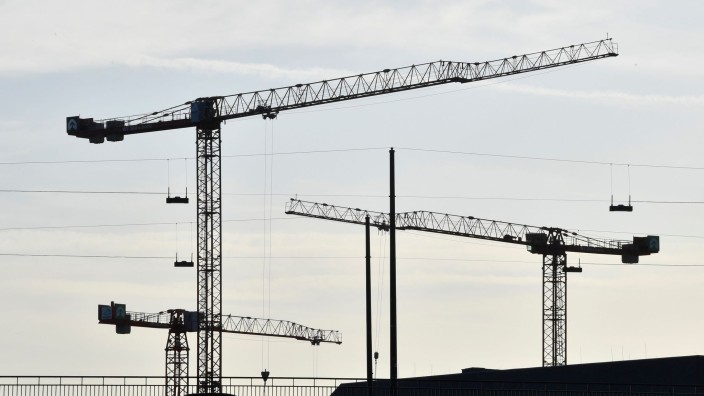 Bau - Erfurt: Kräne stehen auf einer Baustelle. Foto: Roberto Pfeil/dpa/Symbolbild