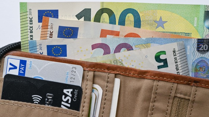 Verbraucher - Kamenz: Geldscheine stecken in einem Portemonnaie. Foto: Patrick Pleul/dpa-Zentralbild/Illustration