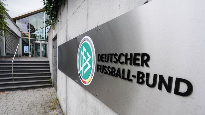Fußball - Frankfurt am Main: Das Logo des Deutschen Fußball-Bundes (DFB) prangt am Eingang zur Zentrale. Foto: Frank Rumpenhorst/dpa/Archivbild