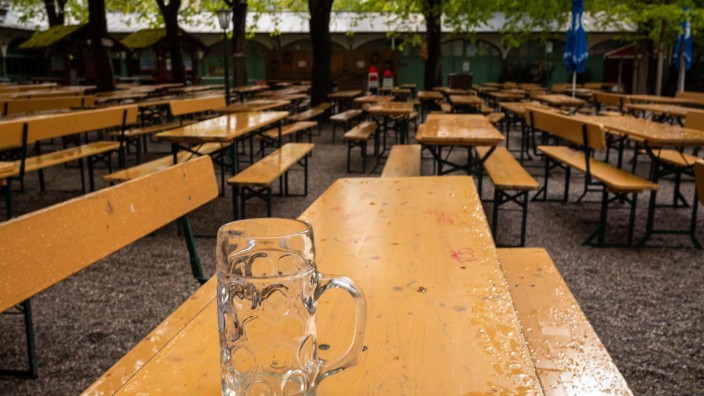 Gastgewerbe - München: Ein leerer Bierkrug steht auf einer Bierbank eines Biergarten in München-Haidhausen. Foto: Peter Kneffel/dpa/Symbolbild
