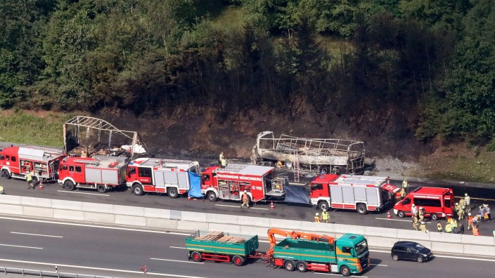 Unfälle - Stammbach: Das Luftbild zeigt die Unfallstelle auf der Autobahn A9. Foto: Bodo Schackow/dpa/Archivbild