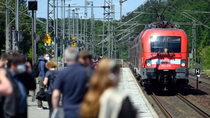 Verkehr - Potsdam: Reisende warten auf dem Bahnhof Potsdam-Sanssouci auf einen Regionalzug. Foto: Soeren Stache/dpa