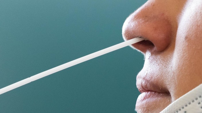 Gesundheit - : Einem Jugendlichen wird ein Nasenabstrich für einen Corona-Test entnommen. Foto: Philipp von Ditfurth/dpa/Symbolbild
