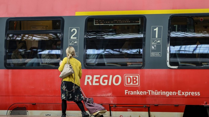 Verkehr - Erfurt: Eine Frau geht an einem Regionalexpress auf dem Hauptbahnhof Leipzig entlang. Foto: Jan Woitas/dpa/Archivbild