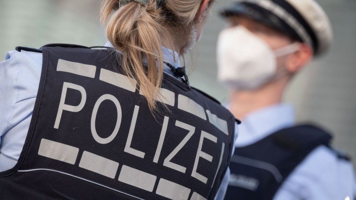 Kriminalität - Hamburg: Eine Polizistin und ein Polizist mit FFP2-Maske stehen sich gegenüber. Foto: Marijan Murat/dpa/ZB