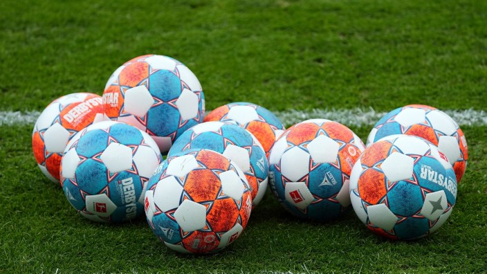 Fußball - Hamburg: Spielbälle liegen auf dem Rasen. Foto: Soeren Stache/dpa-Zentralbild/dpa/Symbolbild