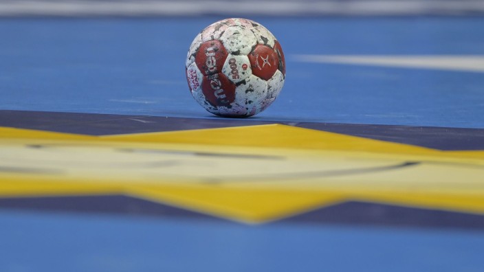 Handball - Melsungen: Ein Spielball liegt auf einem Handballfeld. Foto: Soeren Stache/dpa-Zentralbild/dpa/Symbolbild