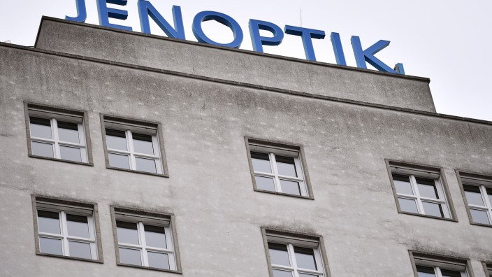 Optik - Jena: Des Schriftzug des Technologiekonzerns Jenoptik auf dem Dach eines Gebäudes in Jena. Foto: Martin Schutt/dpa-Zentralbild/ZB/Archivbild