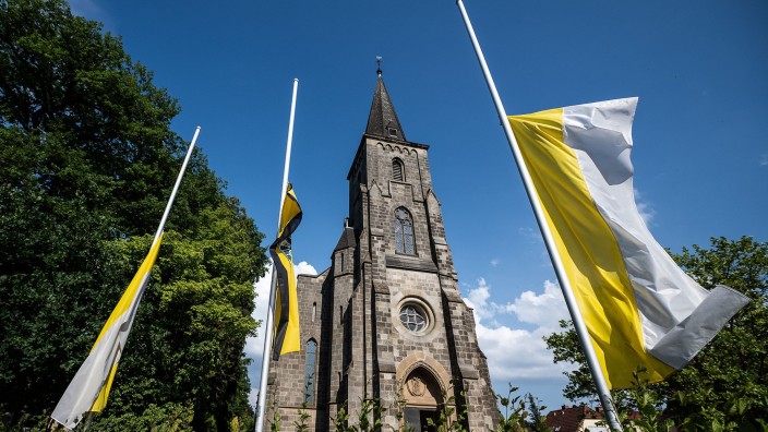 Kriminalität - Bad Arolsen: Der Gottesdienst famd in der Katholischen Kirche St. Johannes Baptist statt. Foto: Swen Pförtner/dpa