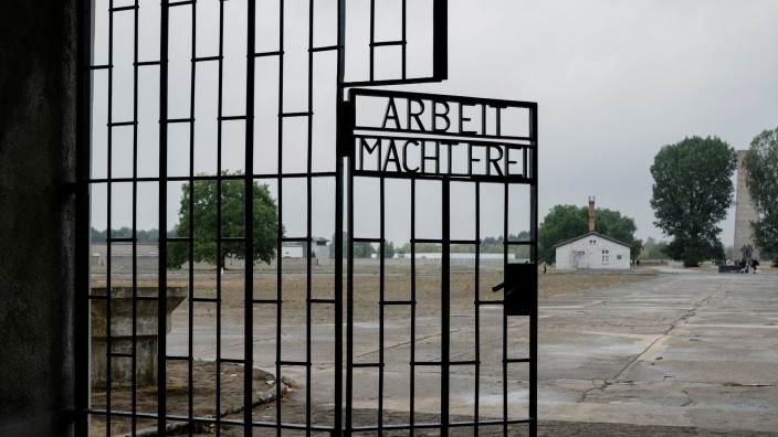 Geschichte - Oranienburg: Das Eingangstor mit dem Schriftzug "Arbeit macht frei" im ehemaligen KZ Sachsenhausen. Foto: Kristin Bethge/dpa-Zentralbild/dpa/Archivbild