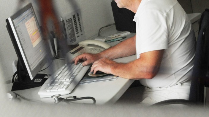 Gesundheit - Weimar: Ein Arzt sitzt in seiner Praxis an einem Computer. Foto: picture alliance / dpa/Symbolbild