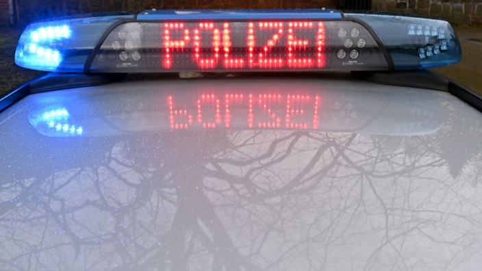 Verkehr - Berlin: Die Schriftzug "Polizei" leuchtet auf dem Dach eines Streifenwagens der Polizei. Foto: Carsten Rehder/dpa/Symbolbild