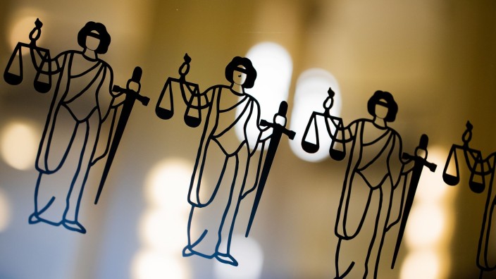 Urteile - Münster: Die Justitia ist an einer Scheibe am Eingang zum Oberlandesgericht zu sehen. Foto: Rolf Vennenbernd/dpa/Symbolbild