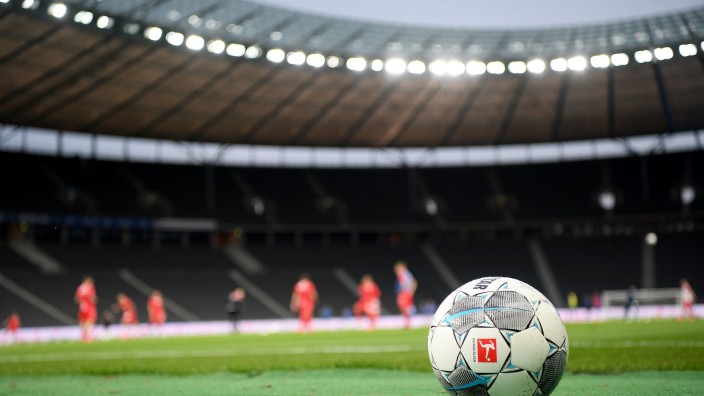 Fußball - Leipzig: Ein Spielball liegt auf dem Rasen. Foto: Stuart Franklin/Getty Images Europe/Pool/dpa/Symbolbild
