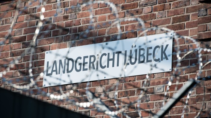 Prozesse - Lübeck: Stacheldraht sichert das Landgericht Lübeck. Foto: Rainer Jensen/dpa