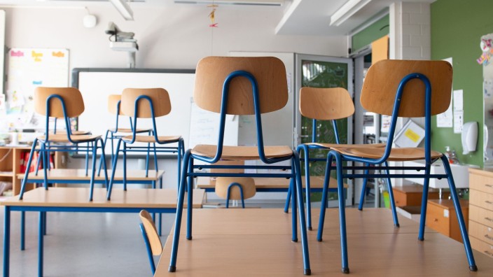 Schulen - Schwerin: Stühle stehen in einem Klassenzimmer auf den Tischen. Foto: Sebastian Kahnert/dpa-Zentralbild/dpa/Symbolbild