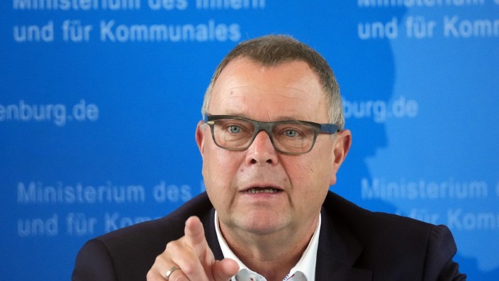 Jahreswechsel - Potsdam: Brandenburgs Innenminister Michael Stübgen spricht während einer Pressekonferenz. Foto: Soeren Stache/dpa/ZB/Archivbild
