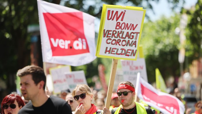 Gesundheit - Bonn: Mitarbeiter der Uniklinik Bonn gehen während einer Demonstration durch die Stadt. Foto: Oliver Berg/dpa/Archivbild