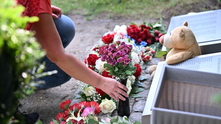 Unfälle - Überlingen: Eine Angehörige aus Russland legt an der Gedenkstätte Blumen nieder. Foto: Felix Kästle/dpa