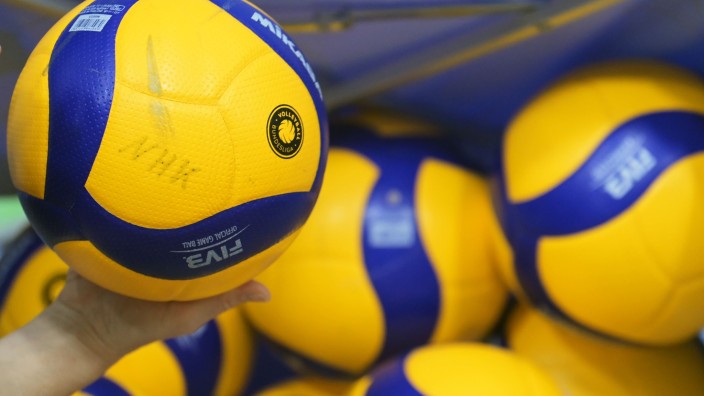 Volleyball - Frankfurt am Main: Volleybälle liegen in einer Halle. Foto: Soeren Stache/dpa-Zentralbild/dpa/Symbolbild